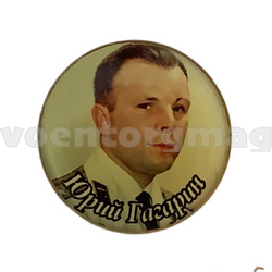 Значок Юрий Гагарин, фото в парадной форме, круглый (смола, на пимсе)